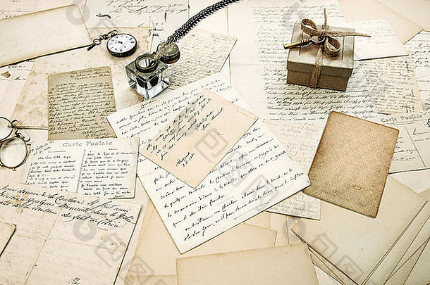 旧信件，老式明信片和古董羽毛笔。怀旧的情感背景