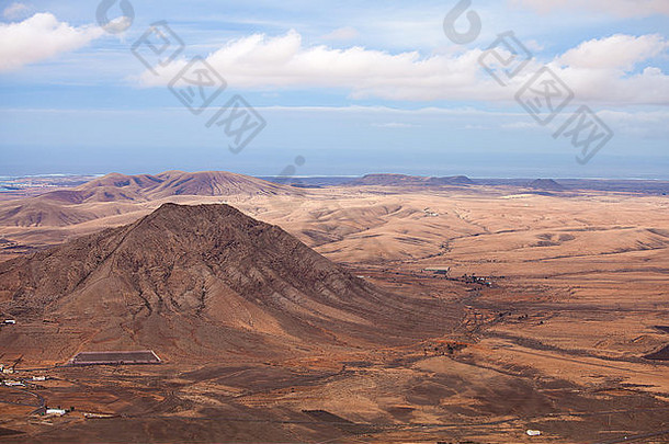 加那利群岛北部内陆富尔特文图拉（Fuertventura），从La Muda山的斜坡向神圣的Tindaya山眺望
