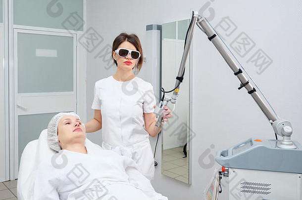 美容院女工使用配备冷却系统的最新一代设备进行脱毛