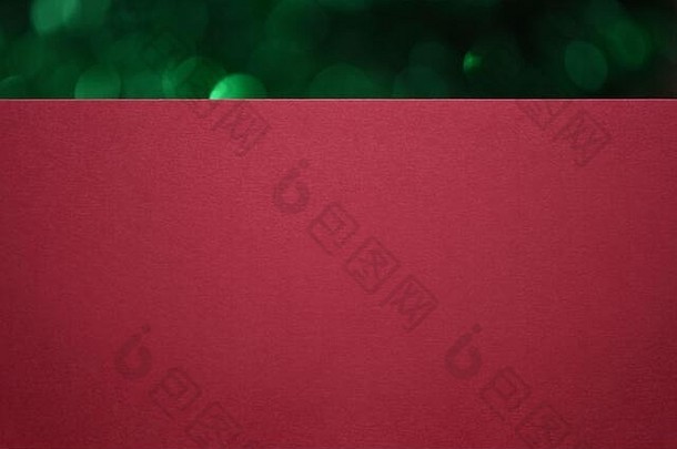 特写带纹理的红色纸，带有圣诞绿边框。宏。