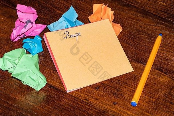 在彩色的便笺上写下食谱或张贴。闭合。