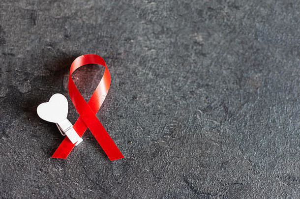 世界艾滋病日12月1日红丝带，运动帮助艾滋病毒携带者。