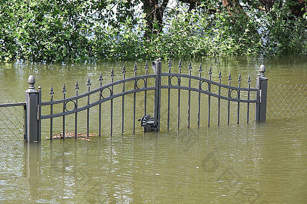大雨过后，篱笆被淹了