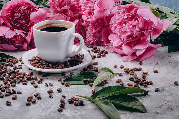 白色咖啡杯，背景为美丽的粉色牡丹花，背景为<strong>三八</strong>妇女节