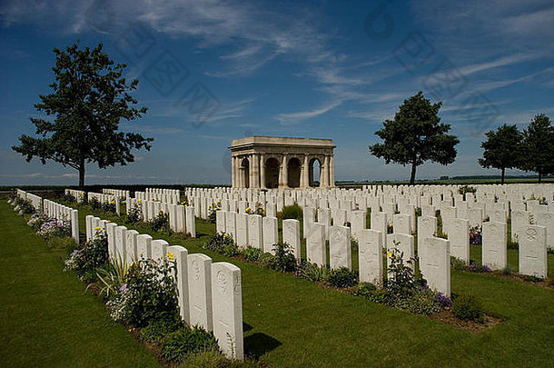 阿达纳克加拿大公墓，位于索姆岛波齐耶尔山脊，内有3172座一战时期的坟墓，法国