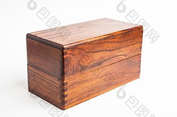 一个普通的工作室<strong>产品拍摄</strong>了一个传统制作的日本木制便当盒，背景为纯白色。