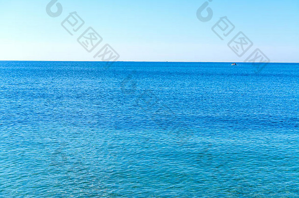 阿尔盖罗海岸线的蓝色海水。意大利撒丁岛