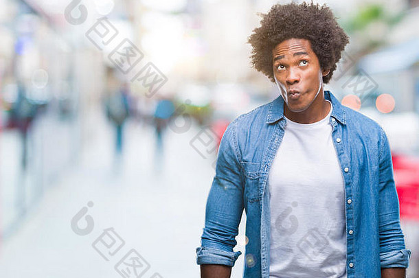 孤立背景下的美国黑人男子用嘴唇做鱼脸，疯狂滑稽的手势。滑稽的表情。