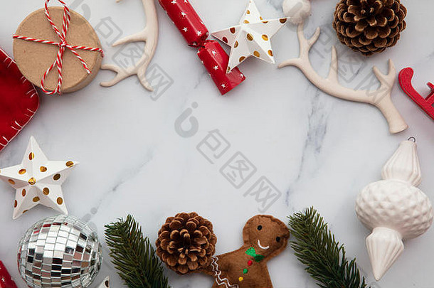 在大理石背景上布置圣诞平面组合、节日装饰