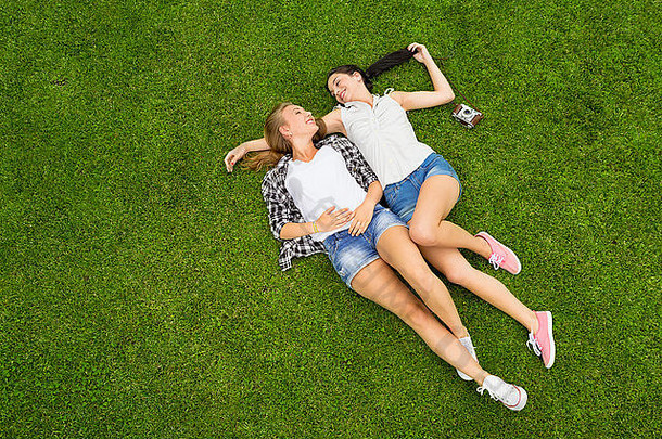 女人<strong>最好的</strong>朋友躺在草地上，在一起玩得很开心