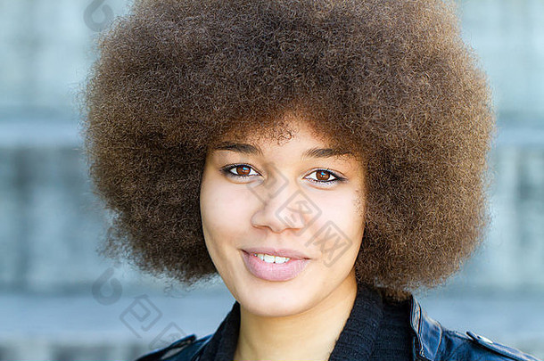 肖像年轻的非洲式发型女人