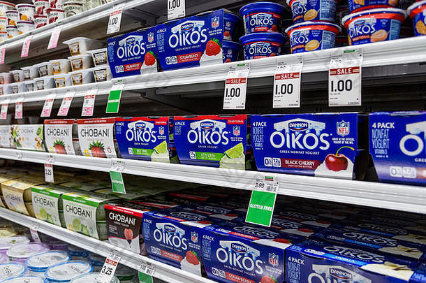在一家杂货店的冰<strong>箱柜</strong>架上放着一盒盒Oikos和Chobani牌酸奶