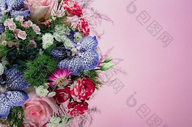 时尚、时尚、精致的花束，粉红色背景，圆形盒子中有各种春天的花朵、玫瑰、兰花。拷贝空间
