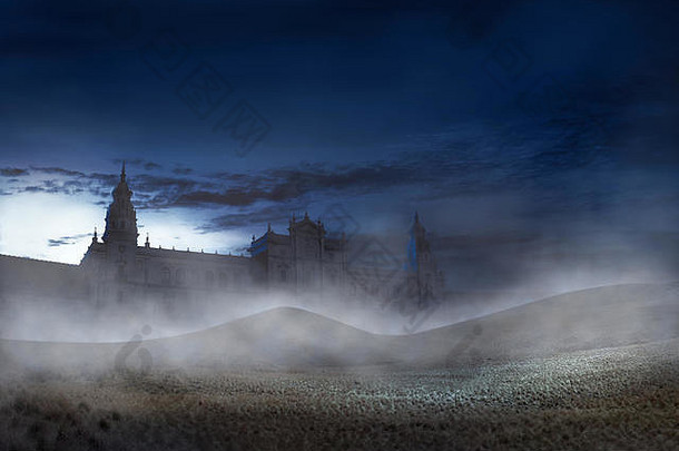 夜晚有可怕的薄雾的旧建筑。万圣节背景