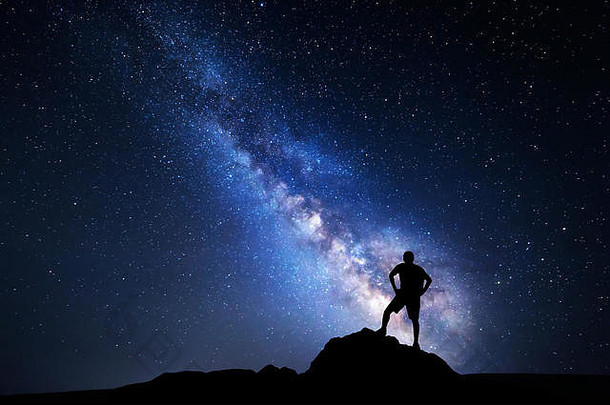 银河系。夜空中繁星点点，一个背着背包的快乐男人的身影。空间背景