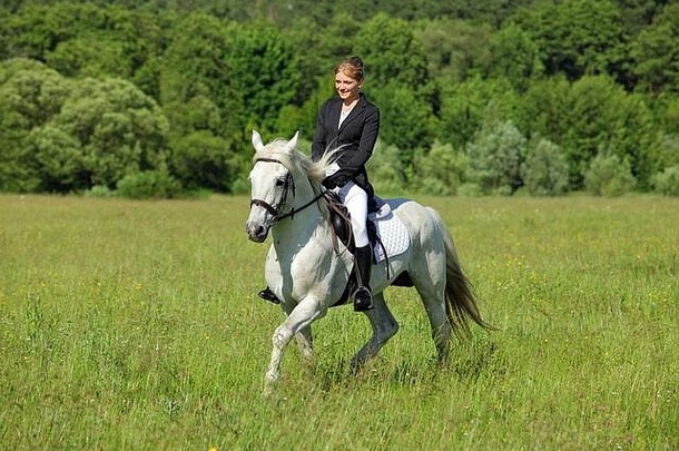 美丽的女孩骑马背上的森林快乐sunsetbeautiful女孩骑马背上的森林快乐日落