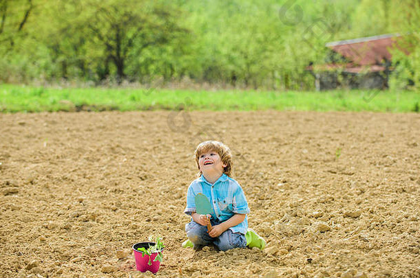 小孩在种花。地球<strong>日</strong>。新生活。夏季农场。快乐儿童园丁。植物学<strong>工作者</strong>。春天。生态与环境。农业和农业。在绿色环境中工作。