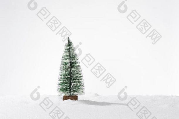 用人造雪装饰人造圣诞树，组成卡片或横幅