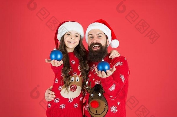 有史以来最好的周末。女儿和爸爸一起过圣诞节。家庭爱情时光。寒假。我们小小的圣诞奇迹。父亲和孩子装饰圣诞树。圣诞装饰店。家庭购物。