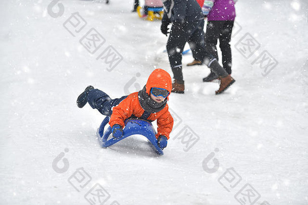 男孩骑雪幻灯片冬天时间