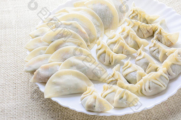 日本炸饺子，半月形饺子在亚洲餐馆作为开胃菜或配菜，猪肉和蔬菜馅。
