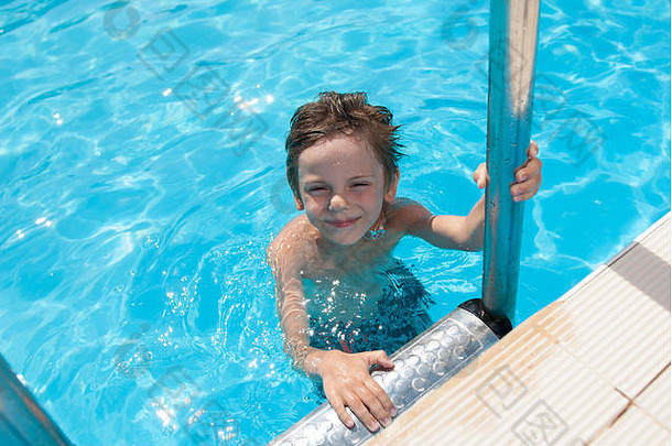 快乐可爱的小男孩在阳光明媚的<strong>夏日游泳</strong>池里