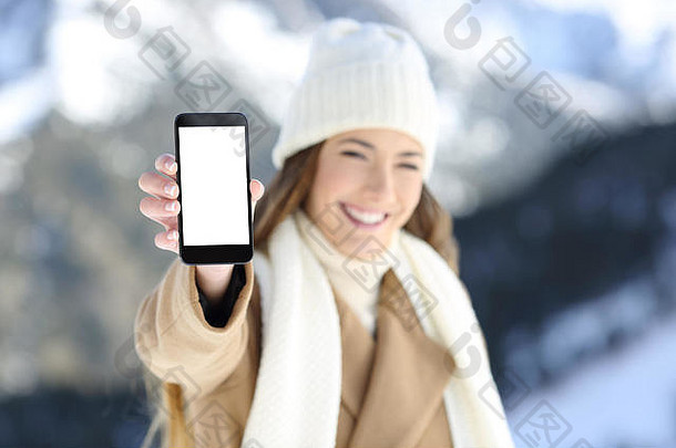 fronf视图肖像女人手显示聪明的电话空白屏幕冬天假期雪山