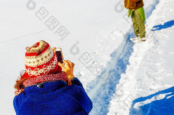 女孩照片男人。美丽的山雪景观