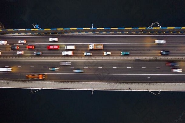 不断上升的无人机拍摄揭示了壮观的升高高速公路桥梁运输