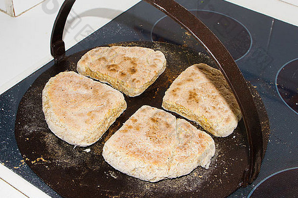 传统的爱尔兰苏打面包粉，在铸铁煎锅上新鲜烘焙。