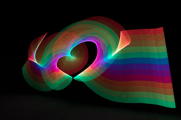 由光制成的彩虹形状