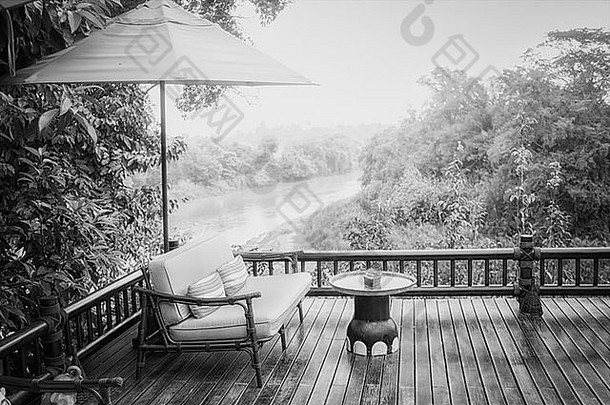 阳台上的黑白扶手椅和河景