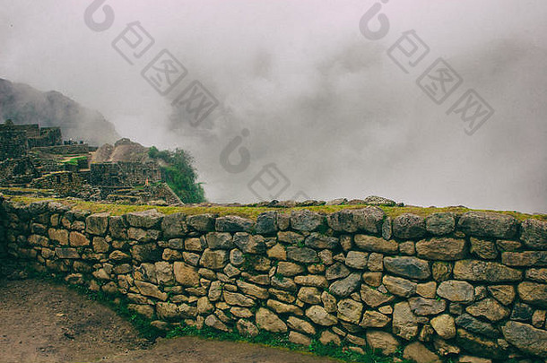古老的安全石头墙“马丘比丘比丘废墟云背景人