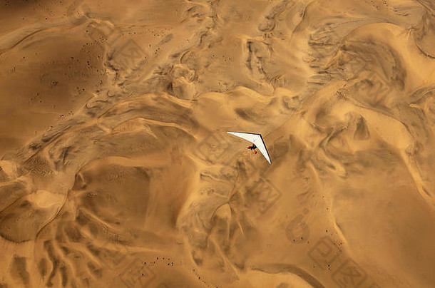 可以看到一架超轻型飞机在纳米比亚的沙滩上飞行