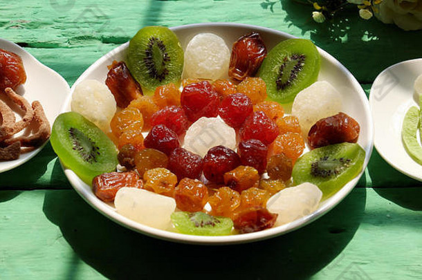 绿色背景的越南春节五彩越南果酱、亚洲农历新年、传统猕猴桃果脯、丹森果酱、椰子果酱