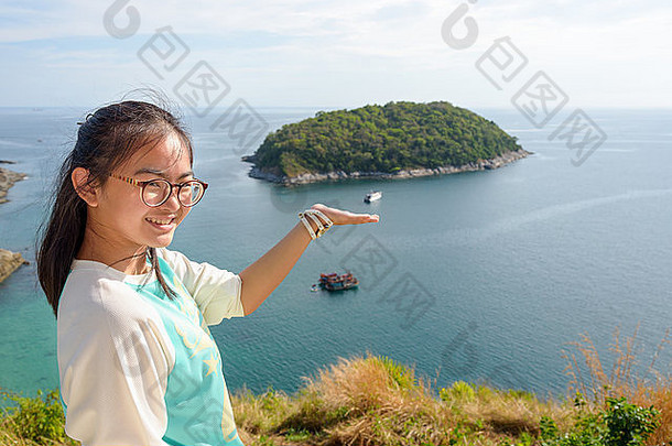 受邀参观风车视点美丽岛屿和海洋的女孩是泰国普吉岛省的著名景点