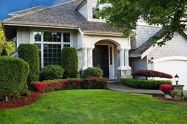 分离房子美国大单家庭现代房子景观花园草坪上春天