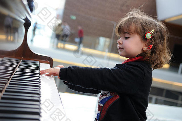 小女孩弹钢琴玩得很开心