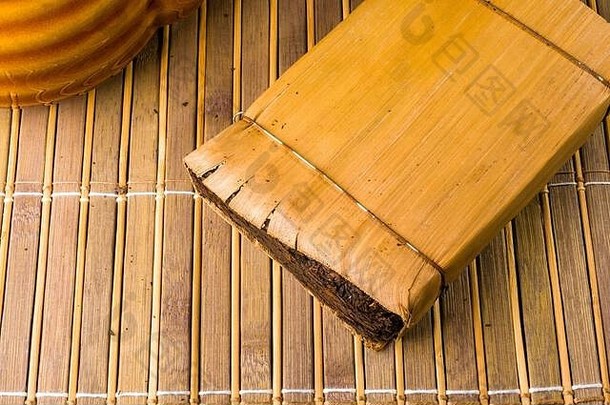 竹叶包装的中国压榨普洱茶，特写