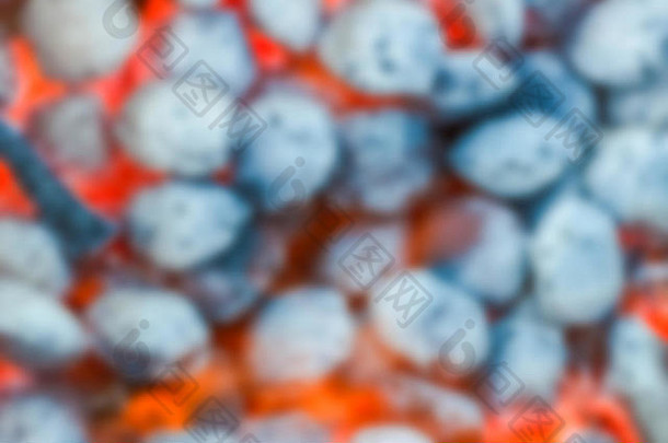烧烤炉中的烧烤煤-软镜头bokeh图像。散焦背景