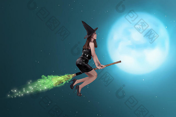 美丽的亚洲女巫在满月背景的夜晚在天空飞翔。万圣节概念图