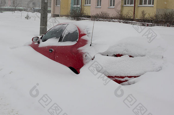 雪堆中的汽车