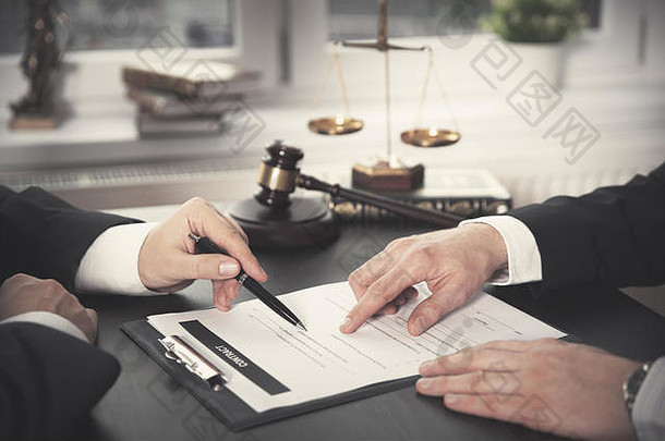 从事合同文件工作的男律师。律师或法官咨询、会见客户。法律及法律服务概念