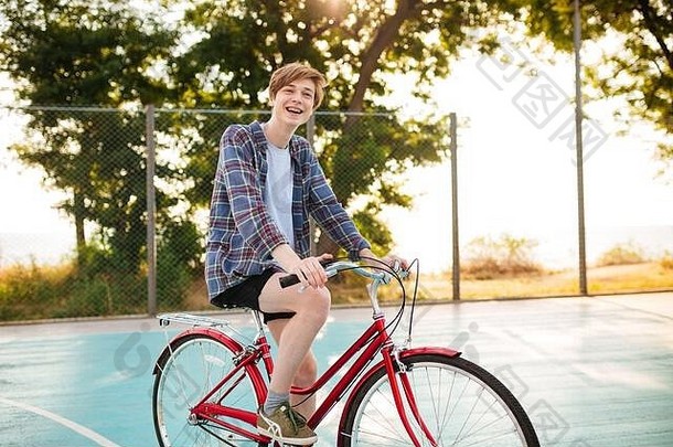 肖像快乐的男孩金发碧眼的头发短裤休闲衬衫骑<strong>自行车</strong>篮球法院公园微笑男孩幸福的