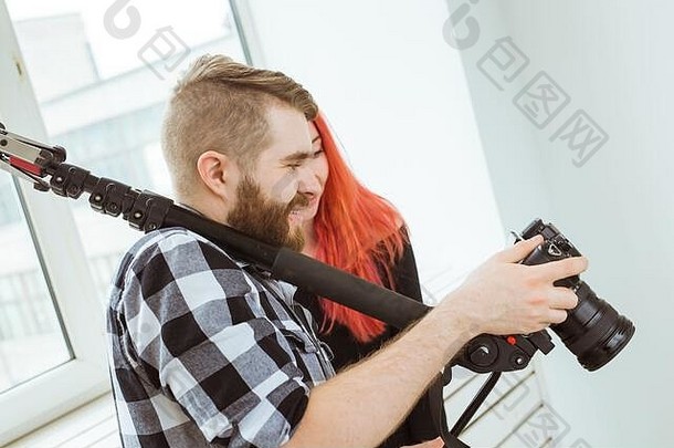 视频生产拍摄广告内容社会网络操作符工作相机肩膀显示女孩镜头
