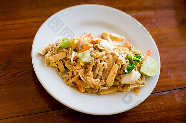 新鲜的炸垫泰国图片传统的泰国厨房使新鲜的成分streetfood餐厅