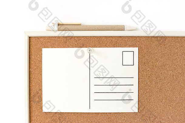 白色明信片，免费复印空间别在墙上的软木板上。办公室或学校概念。