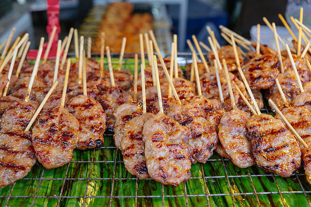 泰国风格油腻的新鲜烤猪肉串