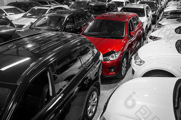 俄罗斯新西伯利亚—2017年2月12日：汽车展厅中有许多不同的汽车（皮卡车、立交桥、吉普车、轿车）在出售
