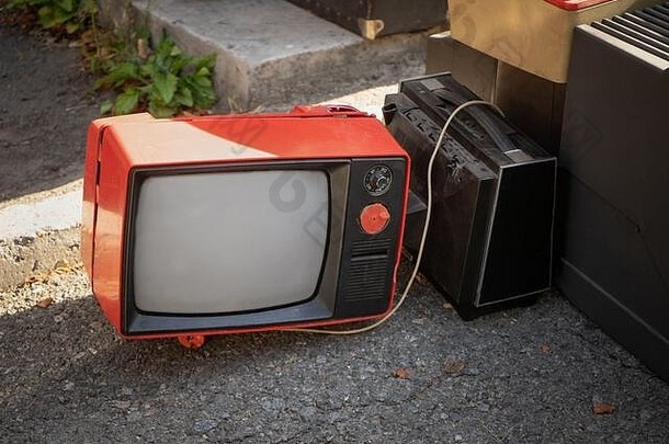 街市上的复古黑白电视机接收器